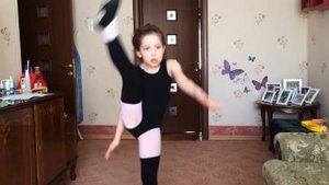 Растяжка на шпагат (дети 3-6 лет). Колесо на одной руке.