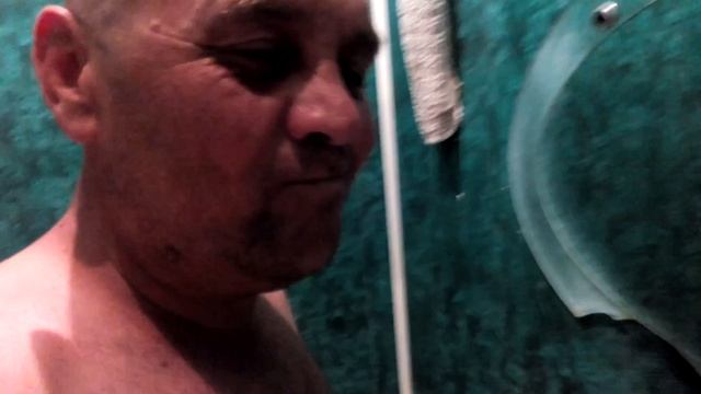 вырвать зуб самому...жесть..фу..