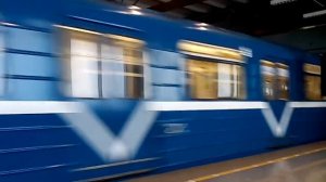 СПб Метро: Состав типа 81-540.2/541.2 «Пришелец», на станции: «Купчино».