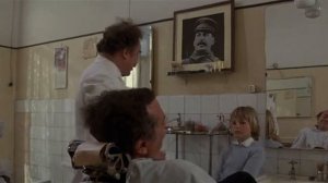 Ugo Tognazzi barbiere comunista | Nenè (1977)