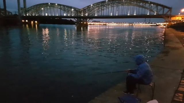 Вечерняя рыбалка на реке Нева около Финляндского моста.