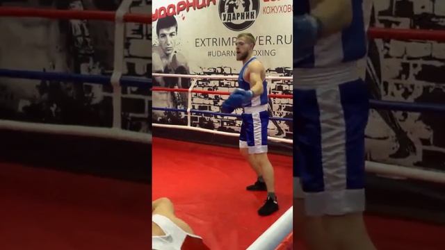 Точное попадание в висок и нокдаун! смотреть онлайн