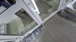 Главное входная группа в магазин в дверь перестала закрываться из-за того что перекосило петли. Приг