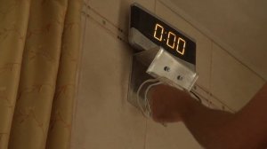 Как повесить часы на плитку без сверления