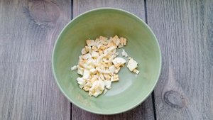 Салат из крабовых палочек с луком и зеленью
