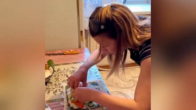 БЕЗУМНЫЙ ПАША С ИРИШКОЙ ЧИКИ ПИКИ ПОКАЗЫВАЮТ МАСТЕР КЛАСС ПО СВОРАЧИВАНИЮ РОЛЛОВ смотреть онлайн