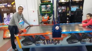 Играем в настольный хоккей!       Playing  table hockey!