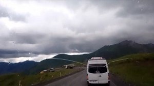Опасная дорога в Грузию через Кавказские горы.