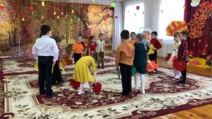 Танец с листьями на осеннем празднике в подготовительной группе