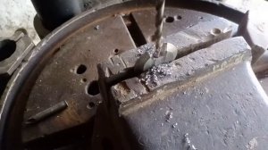 Блестящая идея сделать мини-топор с двойным лезвием из старых болтов с гайками