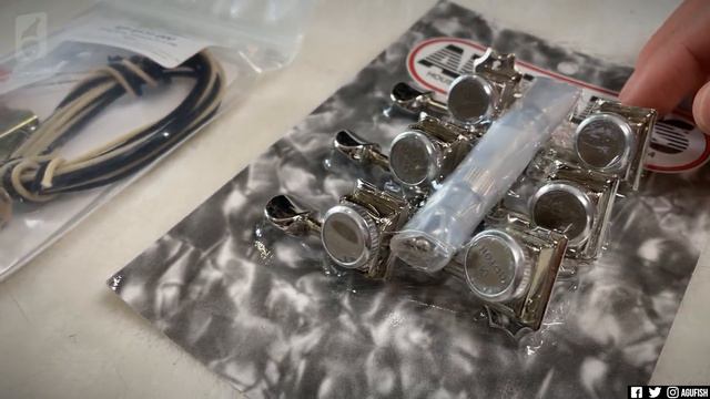 I'm Putting $500 of Upgrades into this MYSTERY Cheap Guitar & Other MYSTER Gear Unboxings!! смотреть онлайн