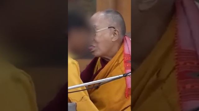 Далай-лама поцеловал мальчика?