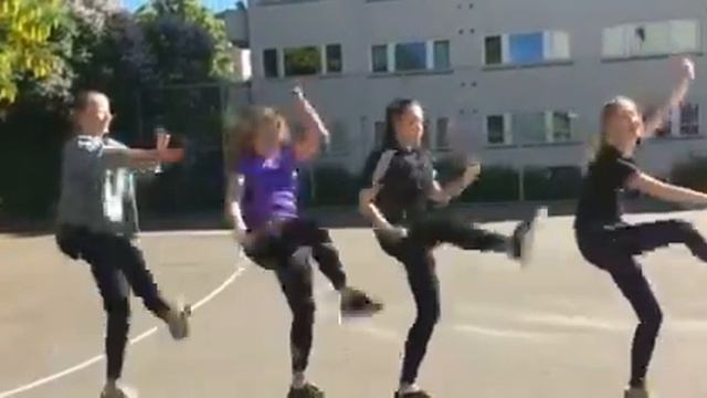 Cheerleading to Mickey at Hartvig Nissens school (skam school) смотреть онлайн