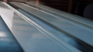 Покраска плинтуса из натурального дерева