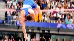 На Олимпиаде французский прыгун с шестом сбил планку пенисом и пролетел мимо финала.