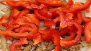 Мясной салат с маринованным луком, черносливом и перцем