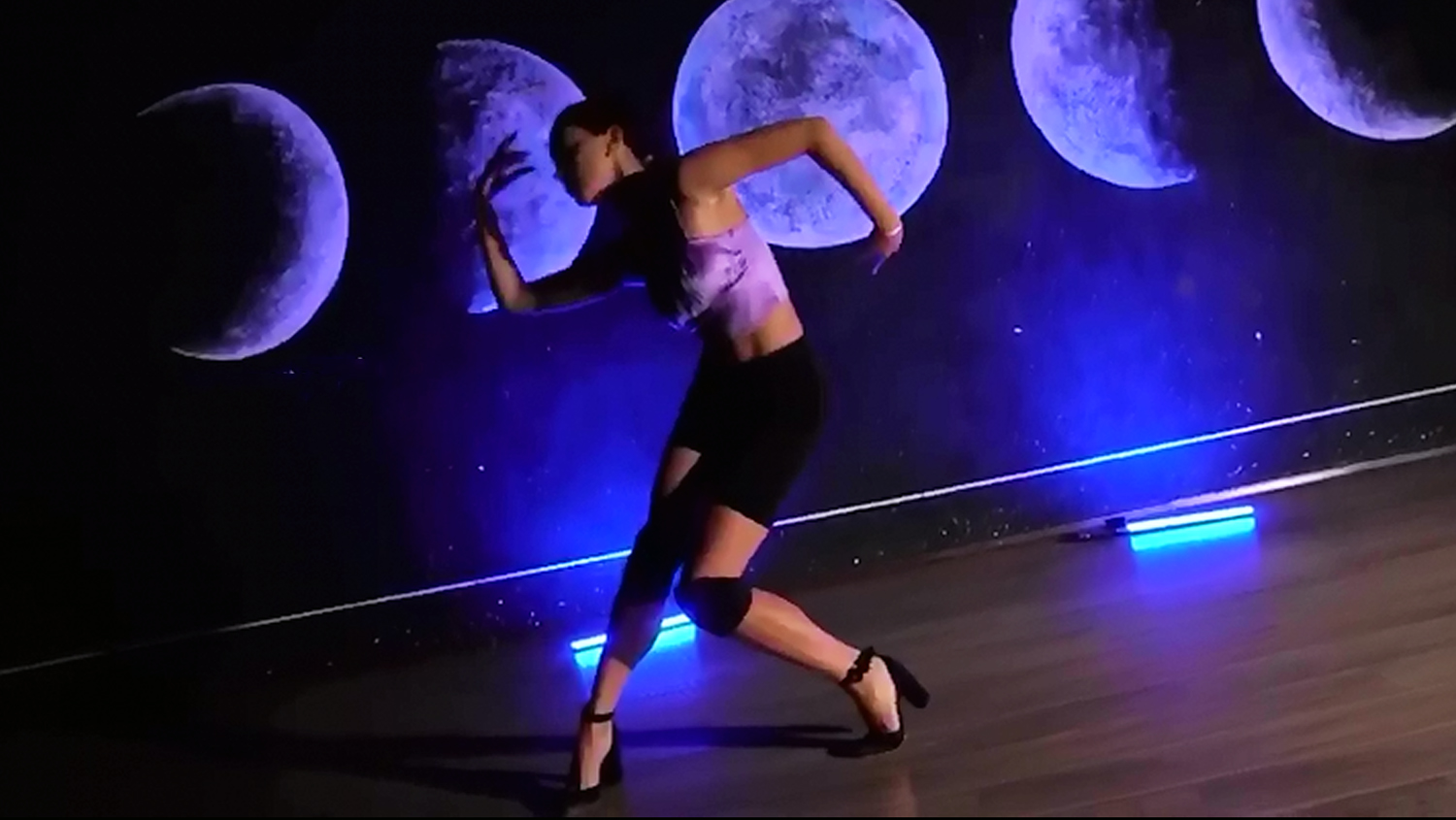 Moon dance перевод. Сюзанна школа танцев МАРТЭ латина. Алена бот танцы. Алена Кисловодск танцы. Струкова Алена танцы.