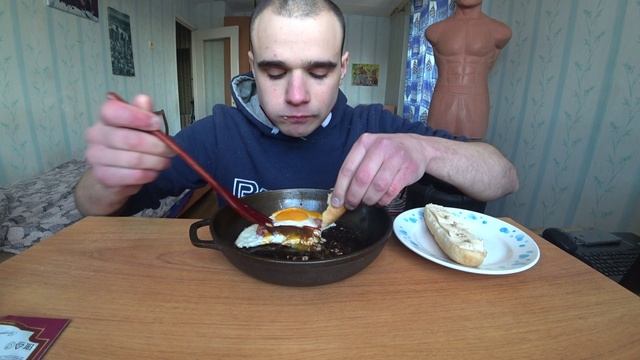 МУКБАНГ ЯИЧНИЦА С СОСИСКАМИ/СОУС-АДЖИКА/БУЛКА С МАСЛОМ И ПЕРЦЕМ/ОБЖОР/УЖИН/ EATING/ / Mukbang#374