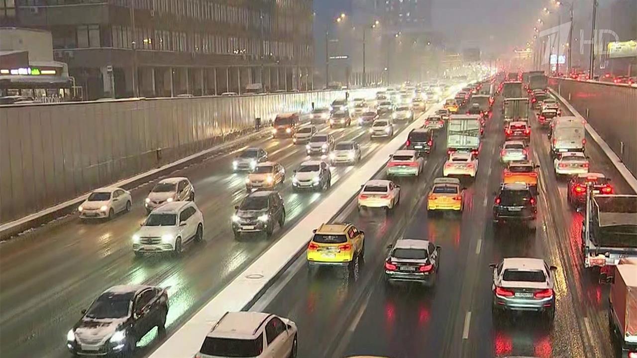 В Москве дорожно-коммунальные службы переведены на усиленный режим работы из-за снегопада