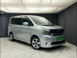 Обзор Toyota Voxy 2008