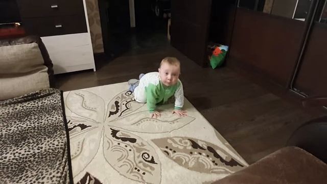 Мама и малыш.Учимся ползать 7 месяцев. Данис начал ползать.