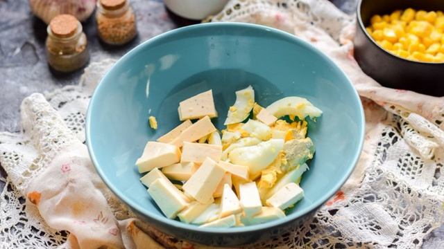 Салат с консервированными шампиньонами и колбасой