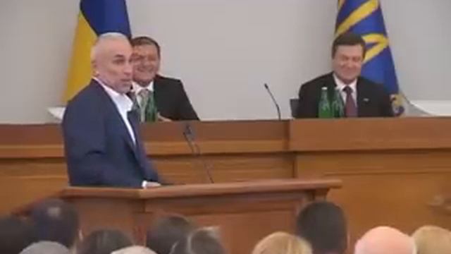 ЯНУКОВИЧ любит футбол)) смотреть онлайн