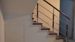 Обшивка лестницы деревом и установка ограждения