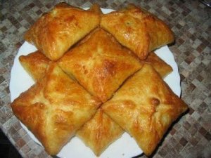 Пирожки из слоёного теста с яйцом и рисом