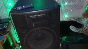 Маленький муз центр Philips раскачал большие колонки Behringer