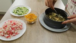 Салат с крабовыми палочками и кукурузой, с соленым и свежим огурцом. Разнообразим праздничный стол.