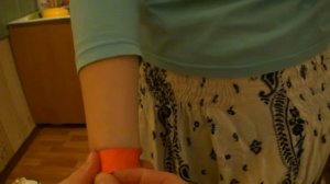 Как снять с руки клубный бумажный браслет