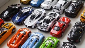 Коллекционные модели гоночных автомобилей - открываются двери капот багажник - машинки масштаб 1/32