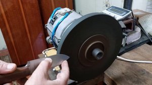 Формирование режущей кромки ножа на вулканитовом круге.