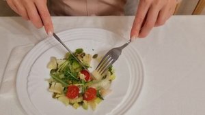 Как правильно есть зелень в салате? Этикет Бенуа: инструкция по применению