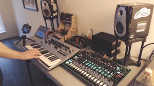 Synth Jam but the bassline is generated randomly (Xynthesizr, Volca Bass + FM, Minilogue, TR-8)