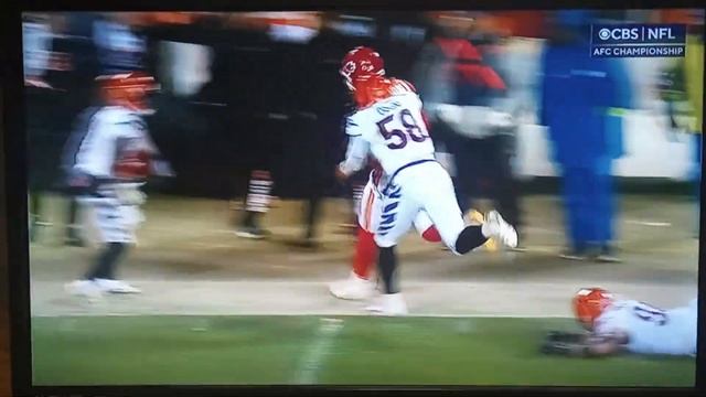 Bengals Unnecessary Roughness late hit out of bounds penalty on Chiefs last drive смотреть онлайн