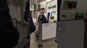 Неадекватный дед в метро