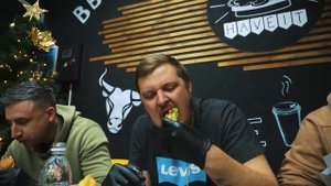 Заруба по поедания бургеров, проиграл - плати за всех!