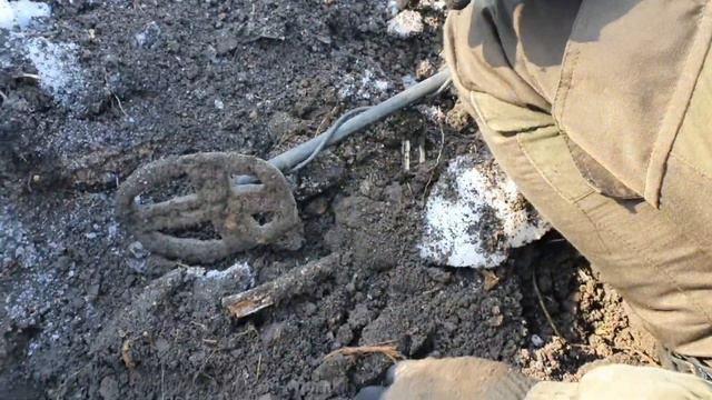 Первый выезд на коп 2024, открыли сезон шурфом, подняли кубышку, монеты, пуговицы,керамика, посуда. смотреть онлайн