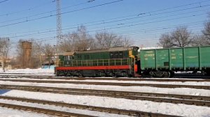 Тепловоз ЧМЭ3Т-7043 с пятью грузовыми вагонами, следует на подъездной путь станции Люберцы-2.