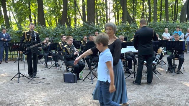 Военный оркестр играет Цоя Мы ждем перемен в Летнем саду смотреть онлайн