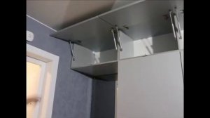 Прихожая с антресолью, тумбой и зеркалом