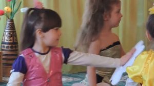 танец девочек в детском саду)