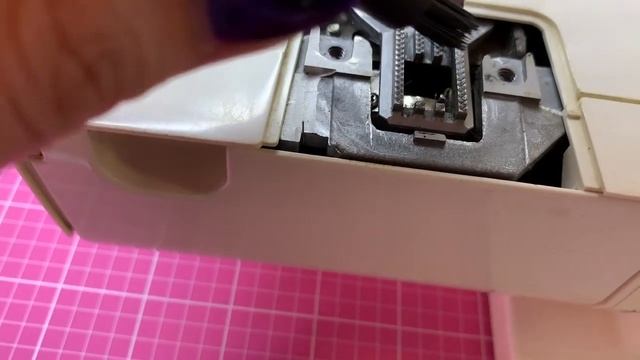 Чистка швейной машины с вертикальным челноком. смотреть онлайн