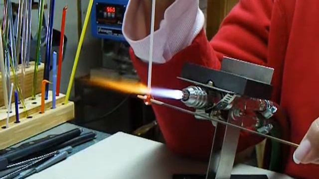 Making a Lampwork Bead with Bumpy Dots.wmv смотреть онлайн