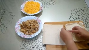 Простейший пирог из слоёного теста с шампиньонами