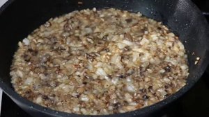 Куриные ножки в сливочно-грибном соусе на сковороде