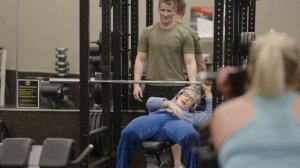 Бабка троллит качков в спортзале | Powerlifting Grandma Prank