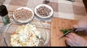 сытный салат из фасоли